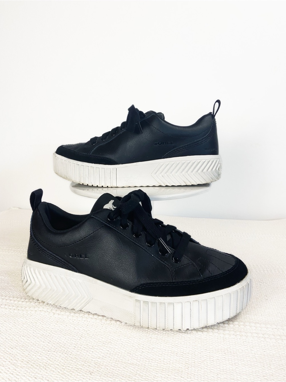 Sorel Womens Ona Ave Waterproof Low Top Sneaker Black and White size 8.5